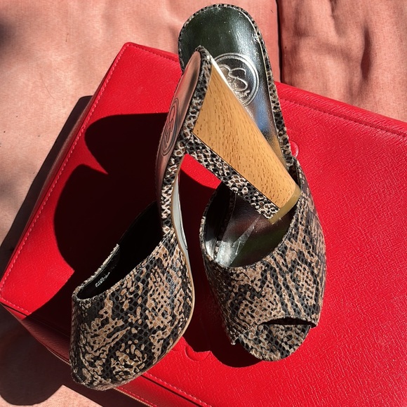Jessica Simpson snakeskin reptile with unique inlaid wood heels - Picture 6 of 9